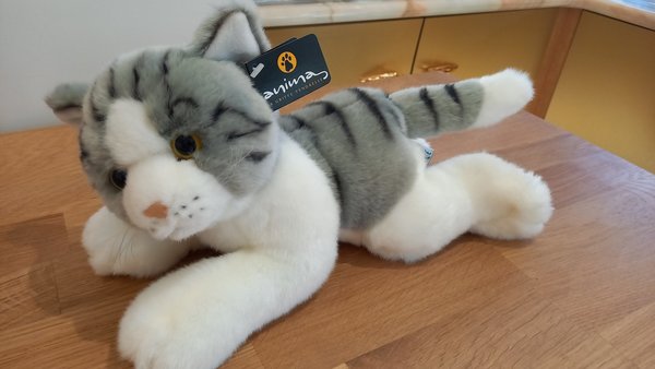 Kuscheltier grau-getigerte Katze, liegend, 30 cm, von Anima