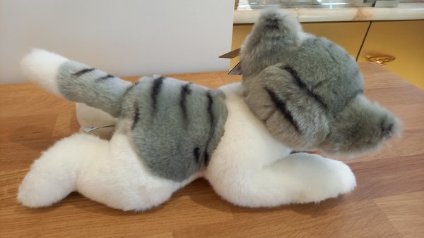Kuscheltier grau-getigerte Katze, liegend, 30 cm, von Anima