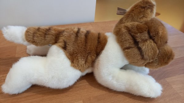 Kuscheltier braun-getigerte Katze, liegend, 30 cm, von Anima