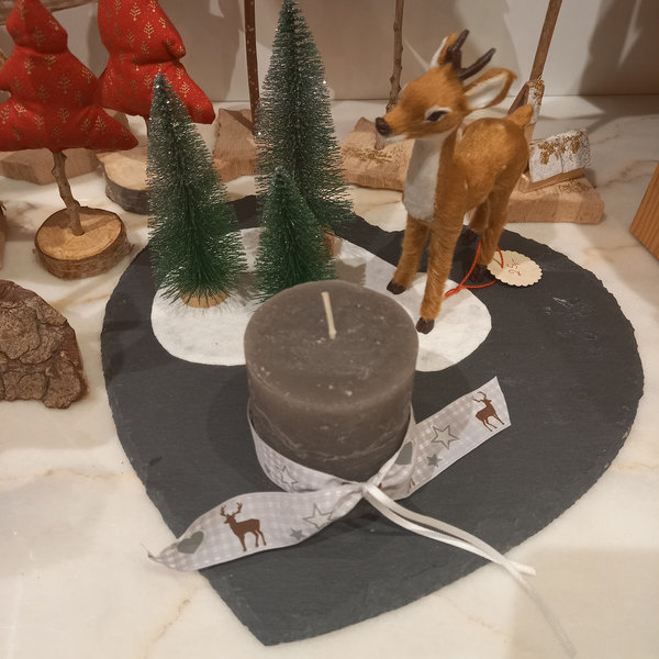 Adventsdekoration, Schieferplatte mit Winterwald und Kerze